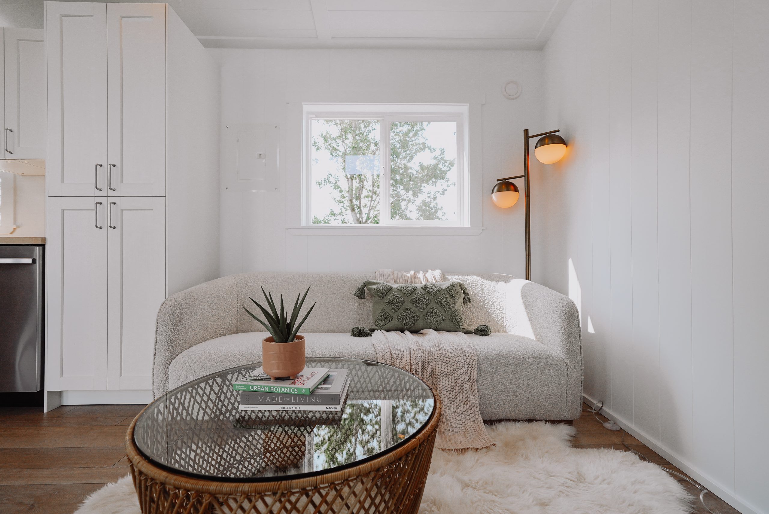 Tiny Home Minimalism: How-To Declutter, Downsize, and Stay Organized in a Tiny House